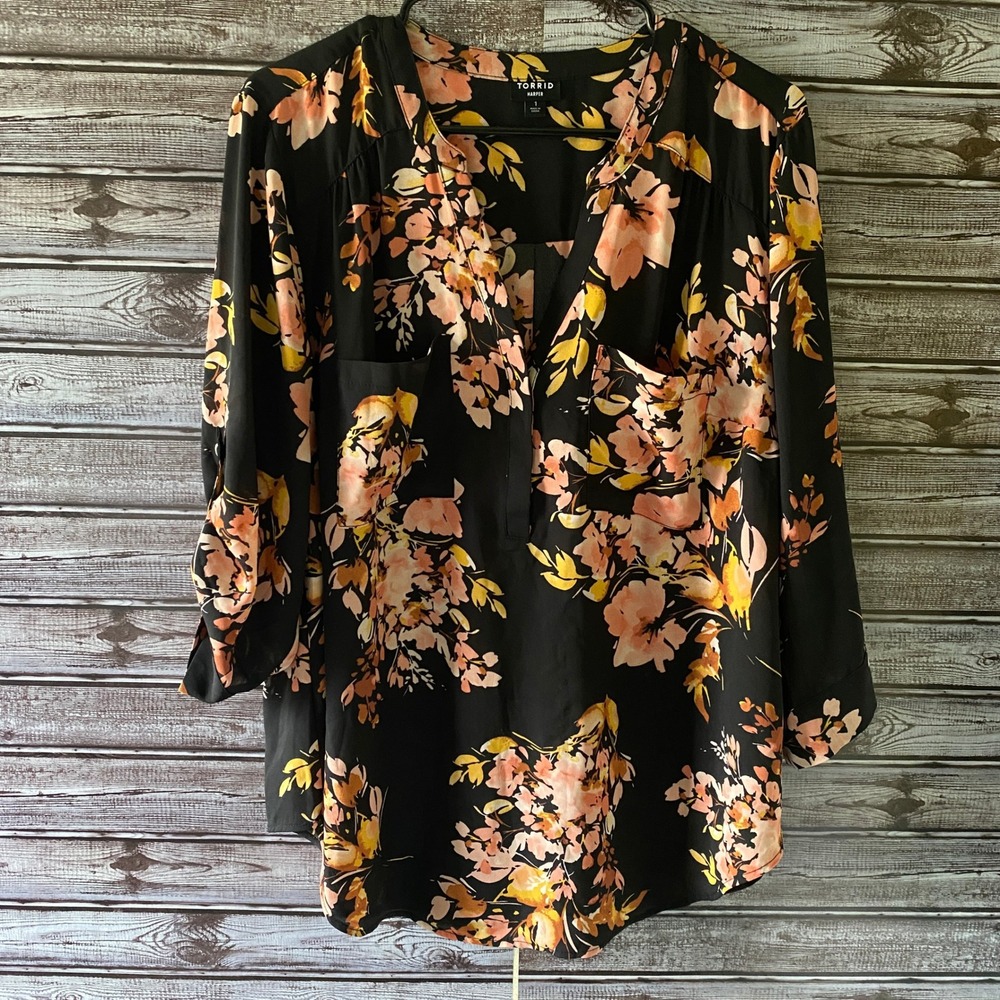 Torrid Harper Women's Blouse Size‎ 1X Black Floral V-Neck Tab-Sleeves Popover